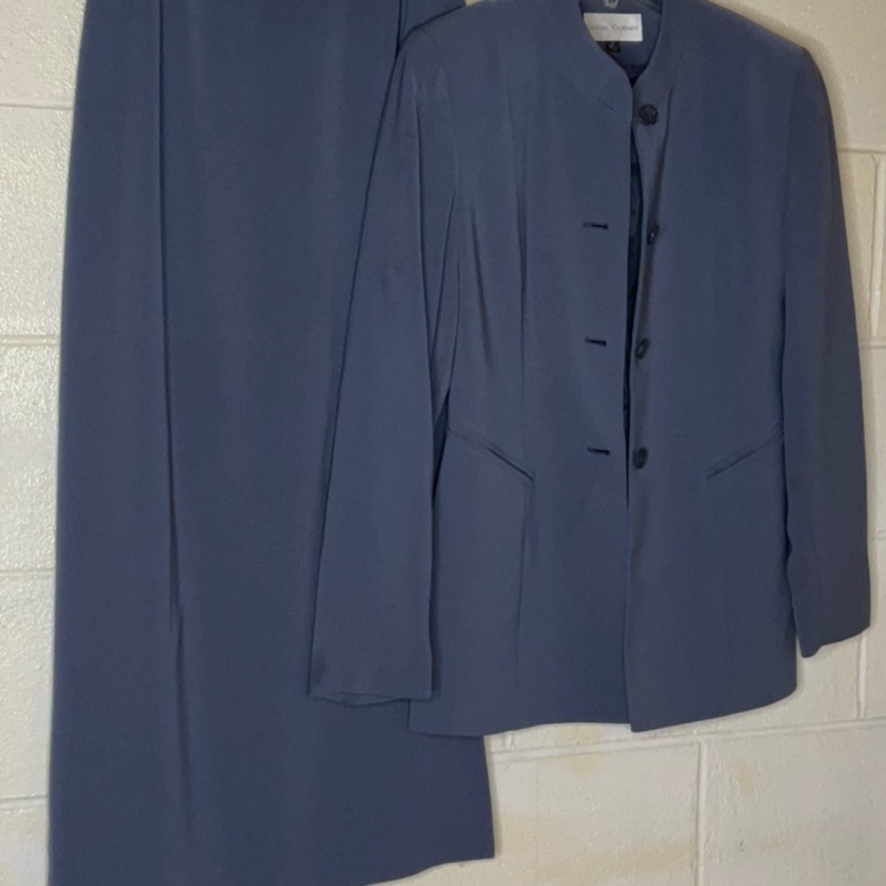 Very nice lightly worn Casual Corner grey women’s two piece suit. size 2.